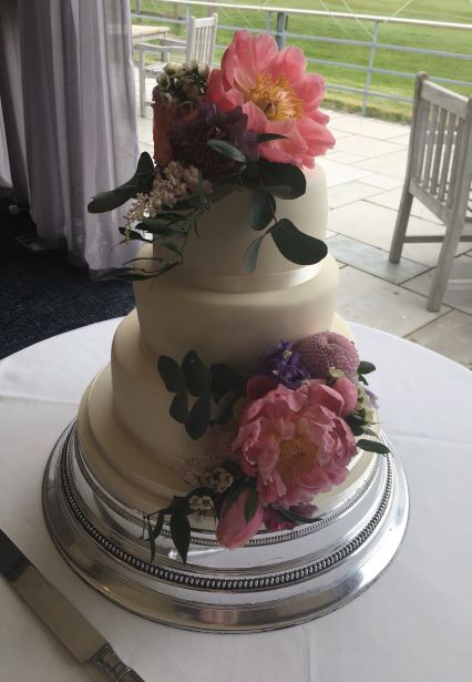 Wedding cake with fresh flowers